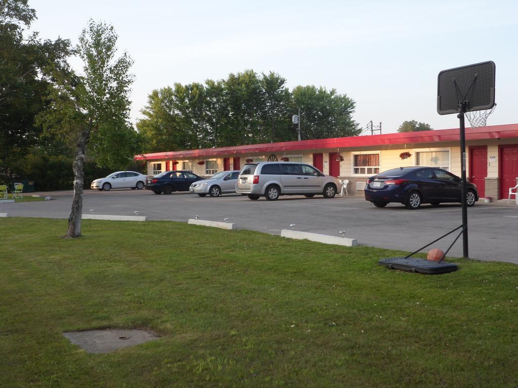 The Silver Birch Motel Годерич Екстериор снимка