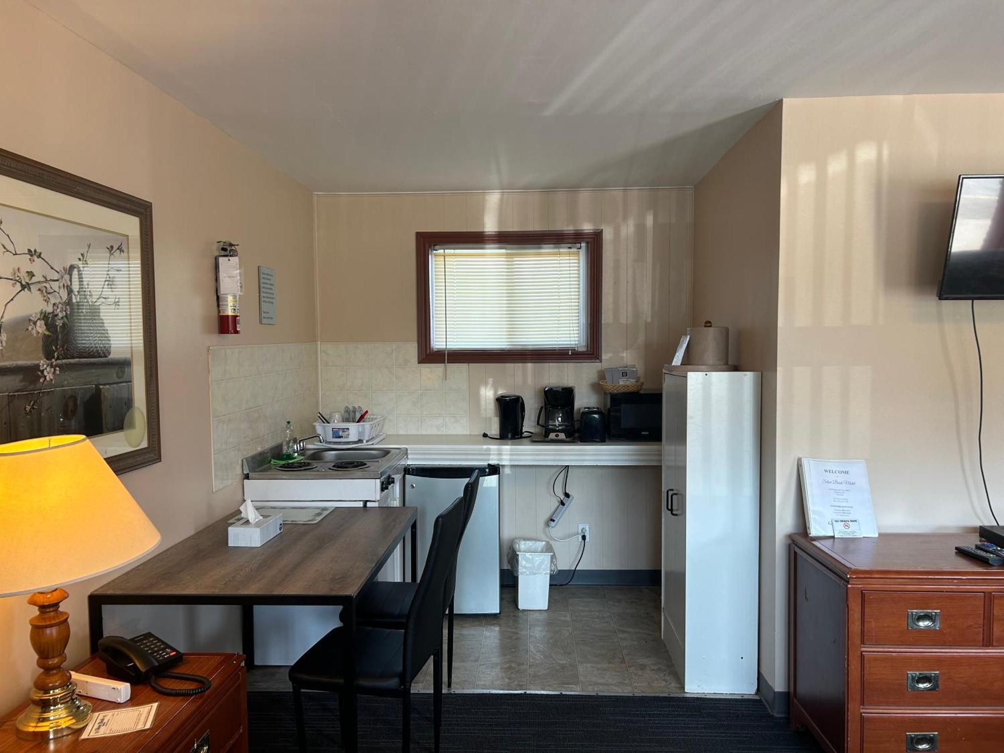 The Silver Birch Motel Годерич Екстериор снимка